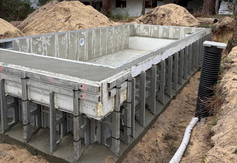 Construction d'une piscine classique en béton par Le Bassin Bleu